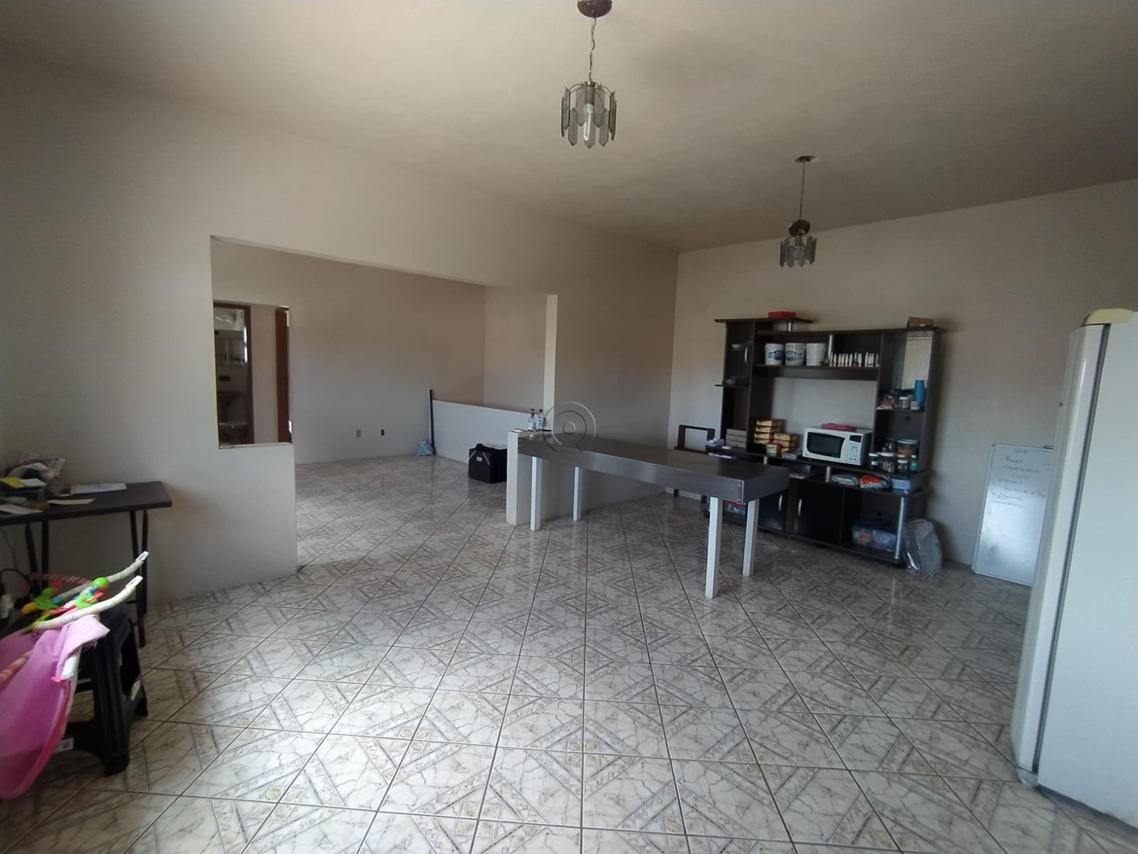 ampla sala com 2 ambientes