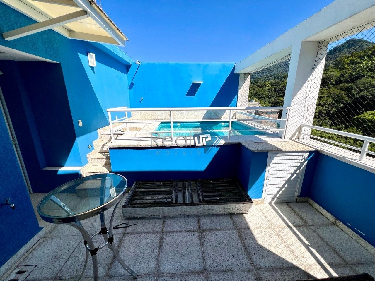TERRAÇO ABERTO COM PISCINA COM CASCATA E DUCHA