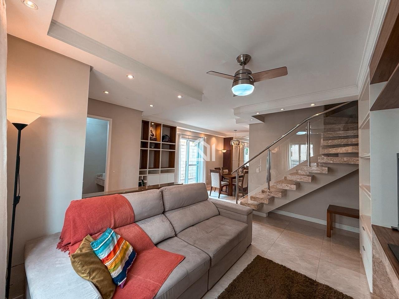 casa a venda no condominio quebec ville - sala de estar com lareira