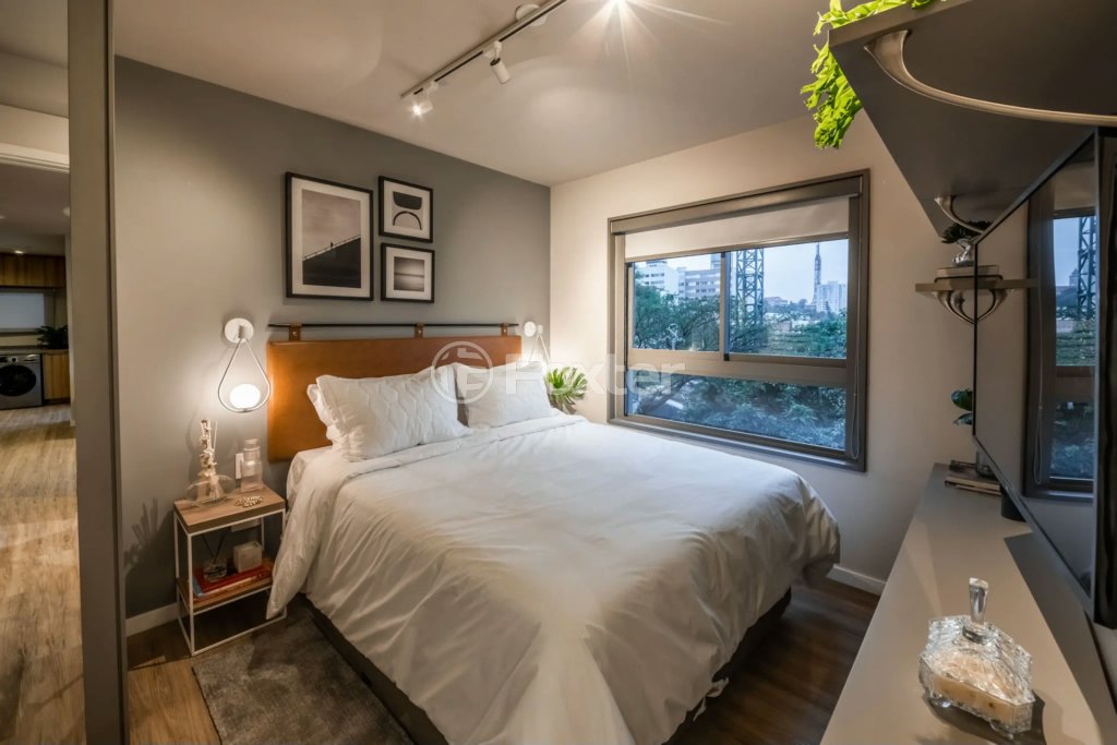 quarto-de-hotel-moderno-com-cama-branca-e-vista-para-a-cidade