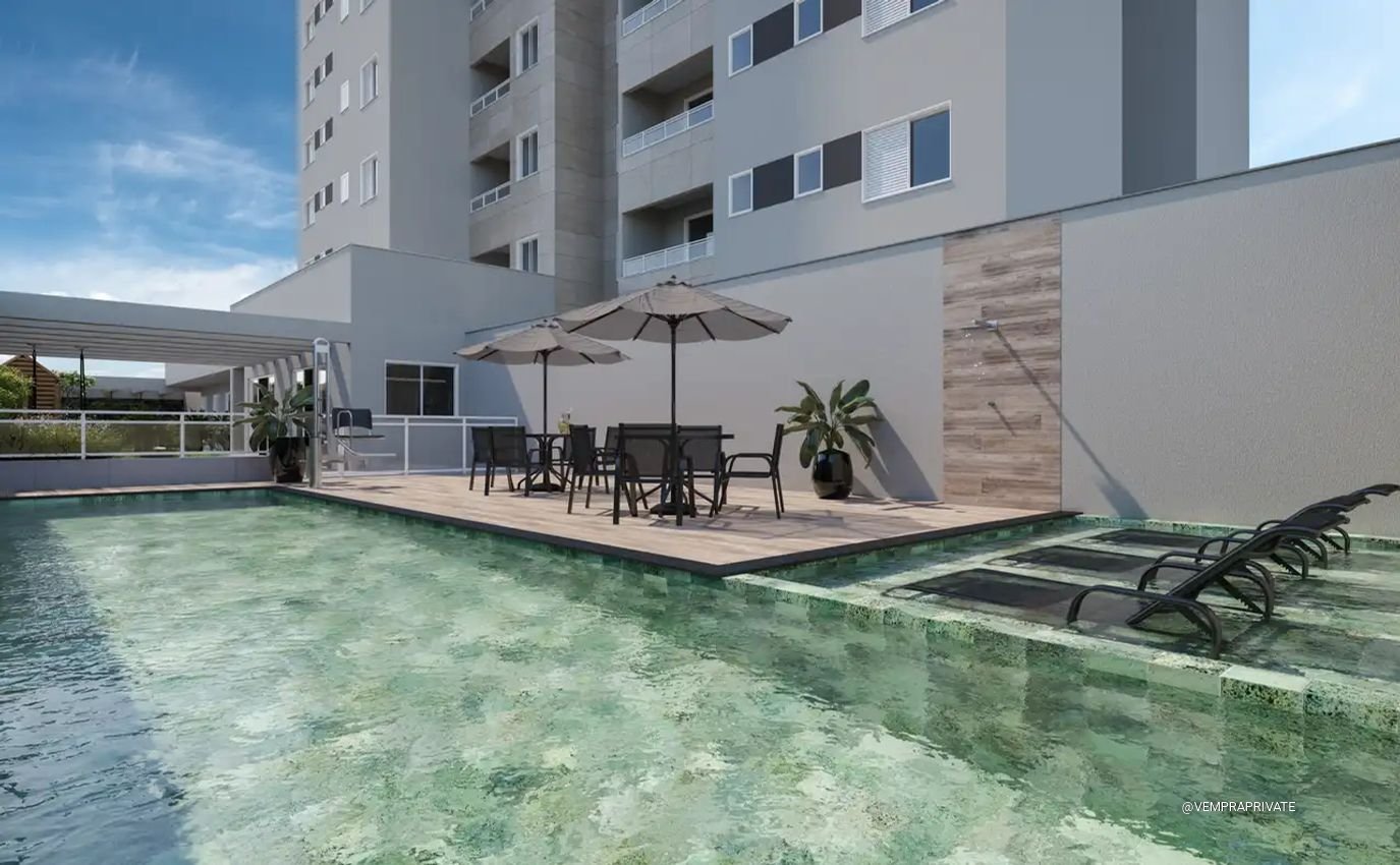 Piscina com deck e prainha