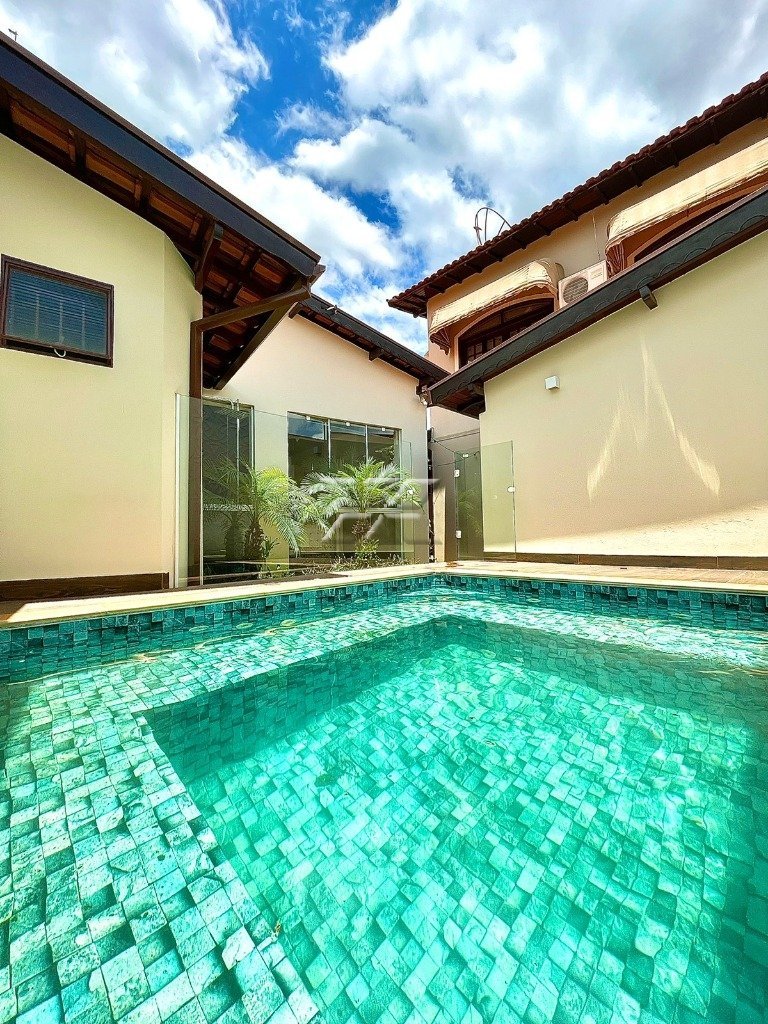 Piscina com cascata