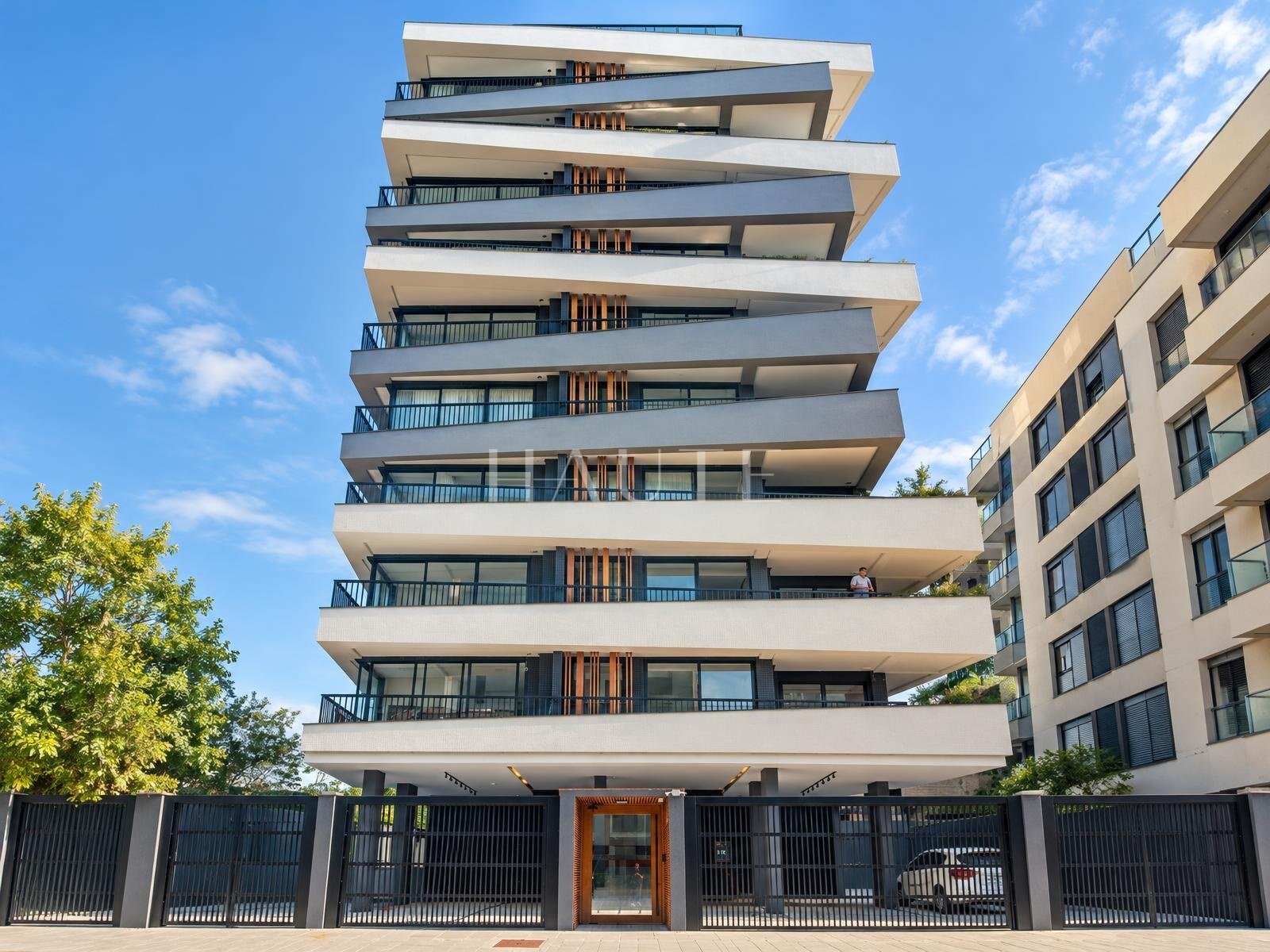 Apartamento 2 dormitórios (1 suíte) com sacada e vaga
