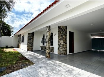house em Rua Pioneiro Julian Martinez Alvarez, Jardim América - Maringá - PR
