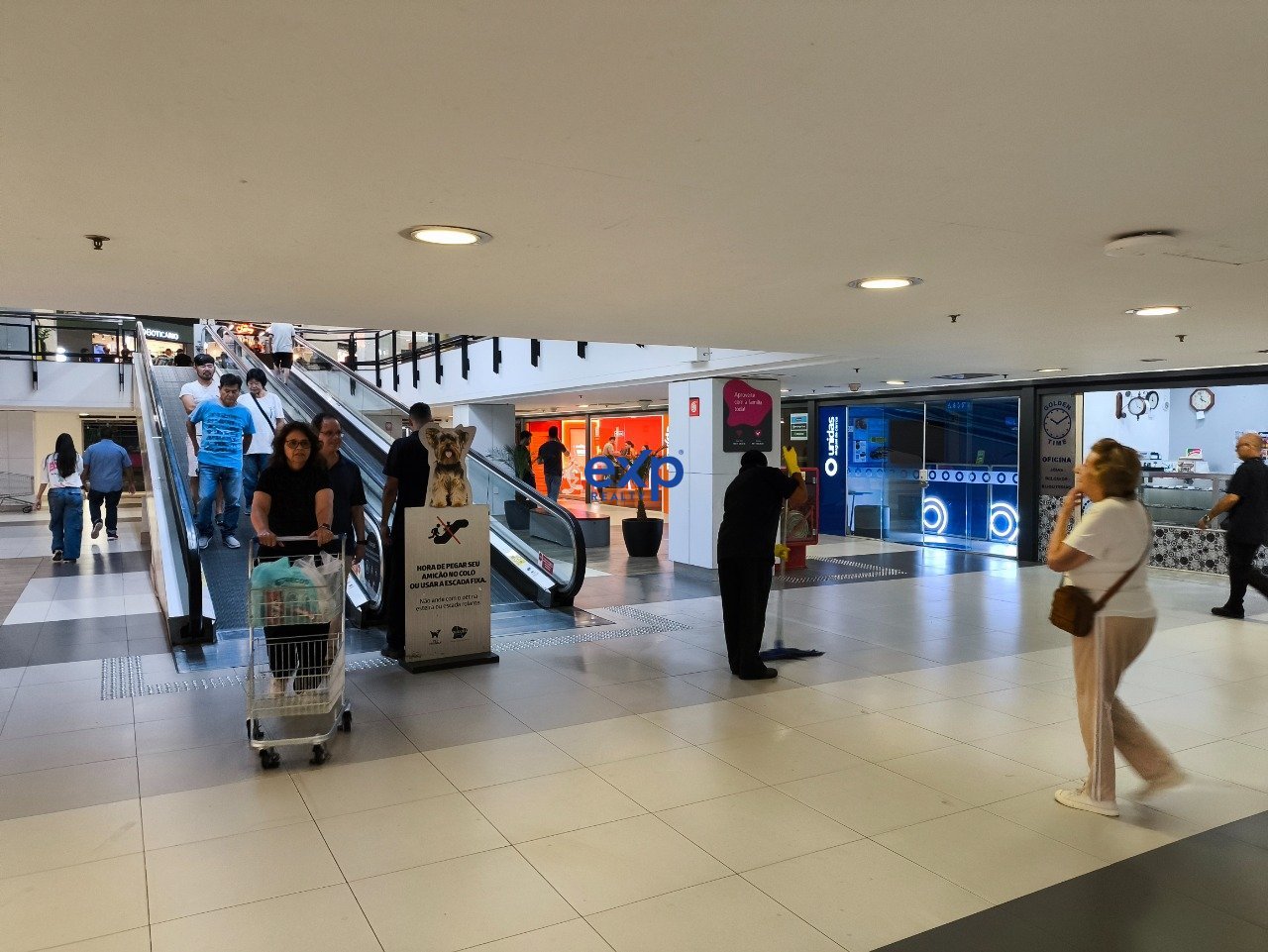Em frente escadas rolantes