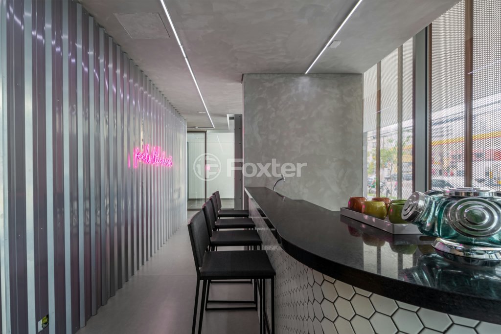 bar-moderno-com-neon-rosa-e-balcao-curvo