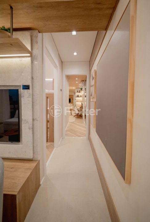 corredor-interno-com-quadro-e-iluminacao-embutida