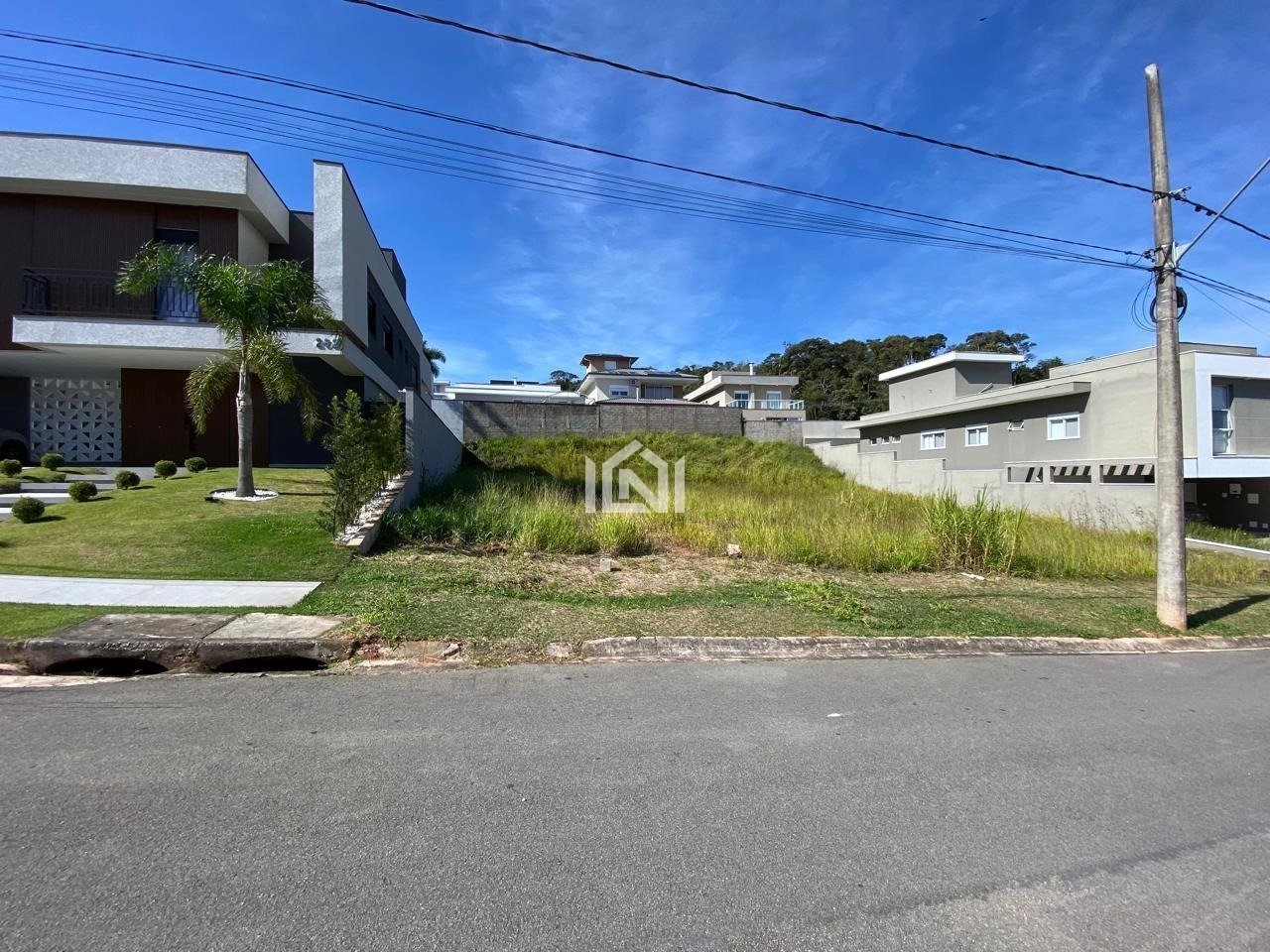 terreno plano a venda no condominio reserva santa paula frente