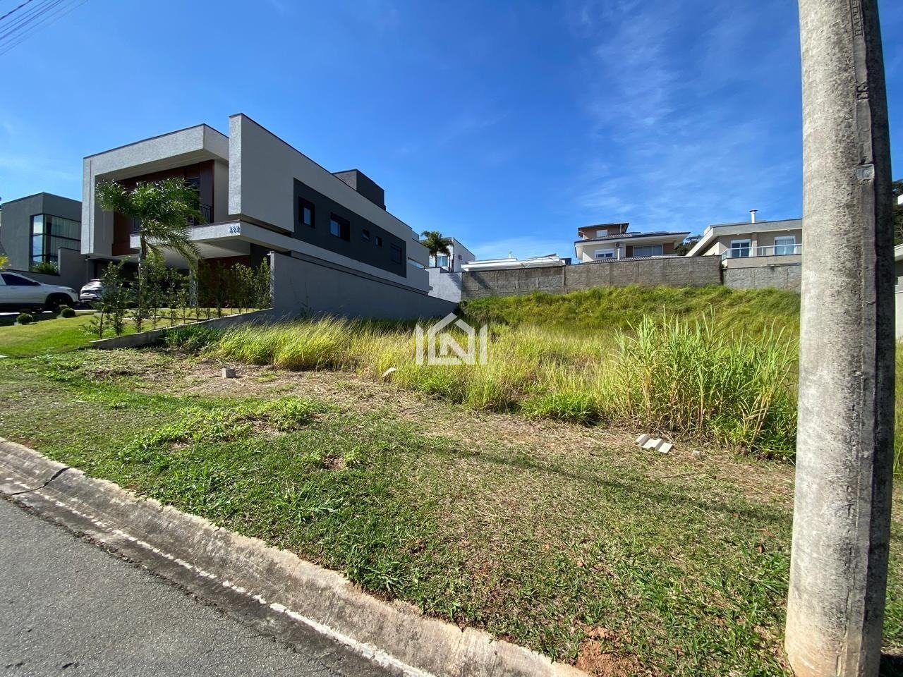 terreno plano a venda no condominio reserva santa paula frente