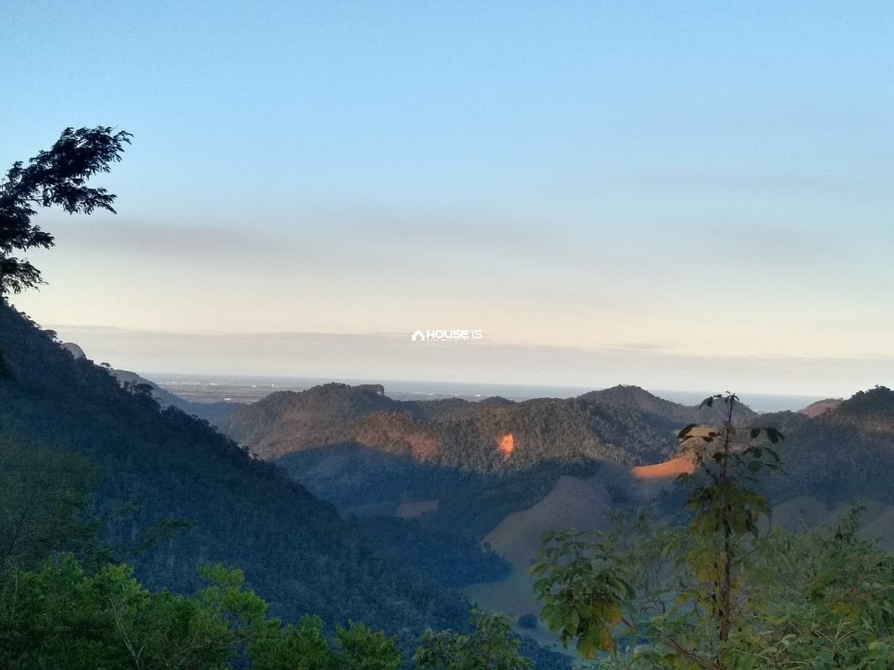 Vista do acesso ao condomínio.