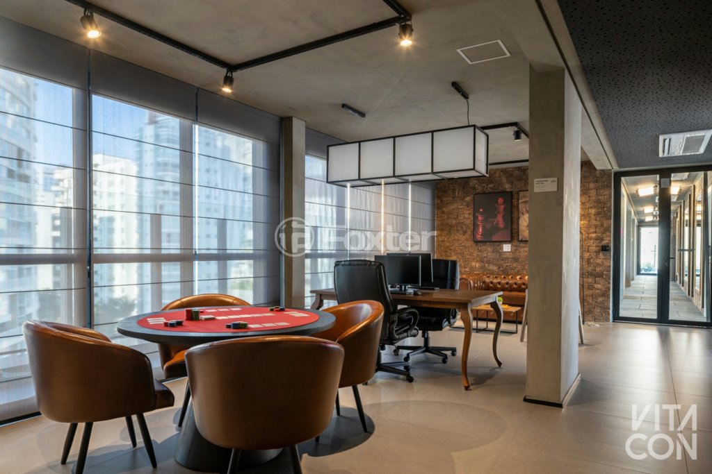 sala-de-jogos-com-mesa-de-poquer