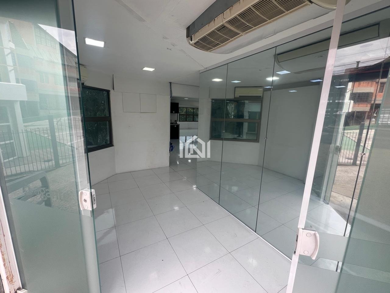 Salas para locação Avinida São Camilo- entrada