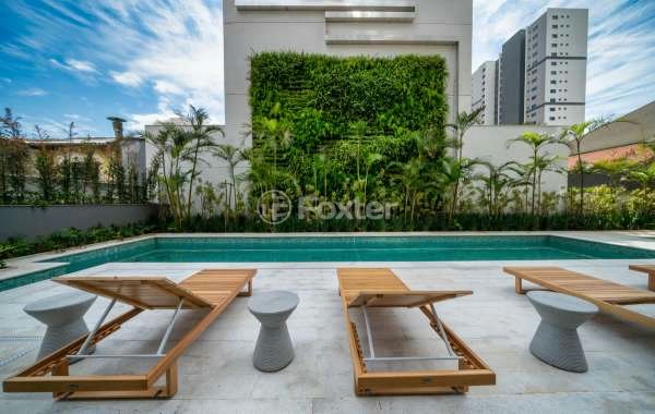 area-de-lazer-com-piscina-e-deck-de-madeira