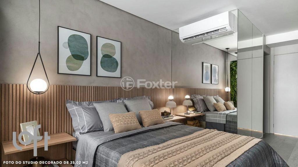 quarto-decorado-com-cama-de-casal-e-painel-de-madeira