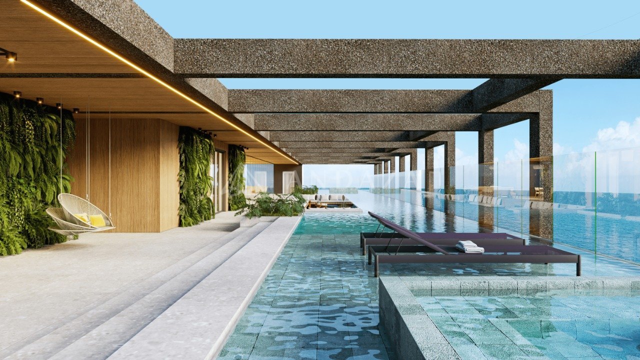 Incrível piscina com 48m de borda infinita, com vista para o mar da praia de Ponta Verde