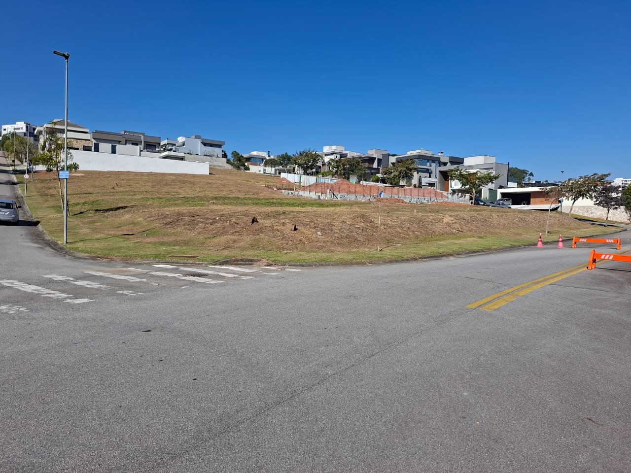 OPORTUNIDADE! TERRENO DE ESQUINA COM 658,34M� NO CONDOM�NIO FECHADO COLINAS DO PARATEHY SUL