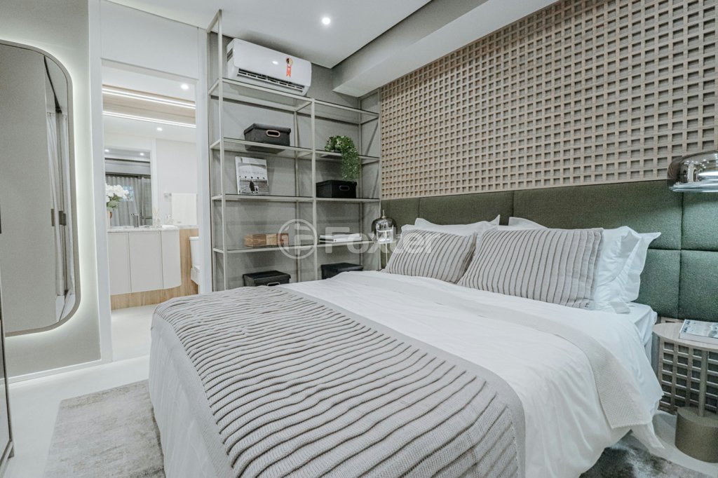 quarto-aconchegante-com-cama-de-casal-e-painel-de-madeira