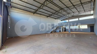 industrial em Avenida Yuri Resende Miranda, Novo Mundo - Uberlândia - MG