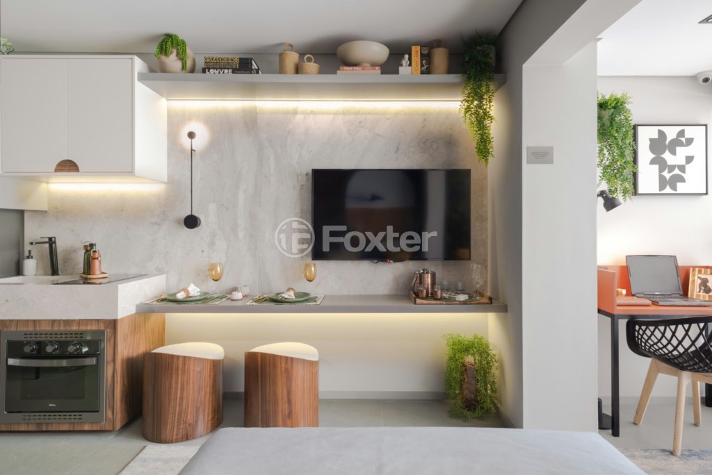 sala-de-estar-moderna-e-acessivel-com-tv-e-sofa-branco.jpeg