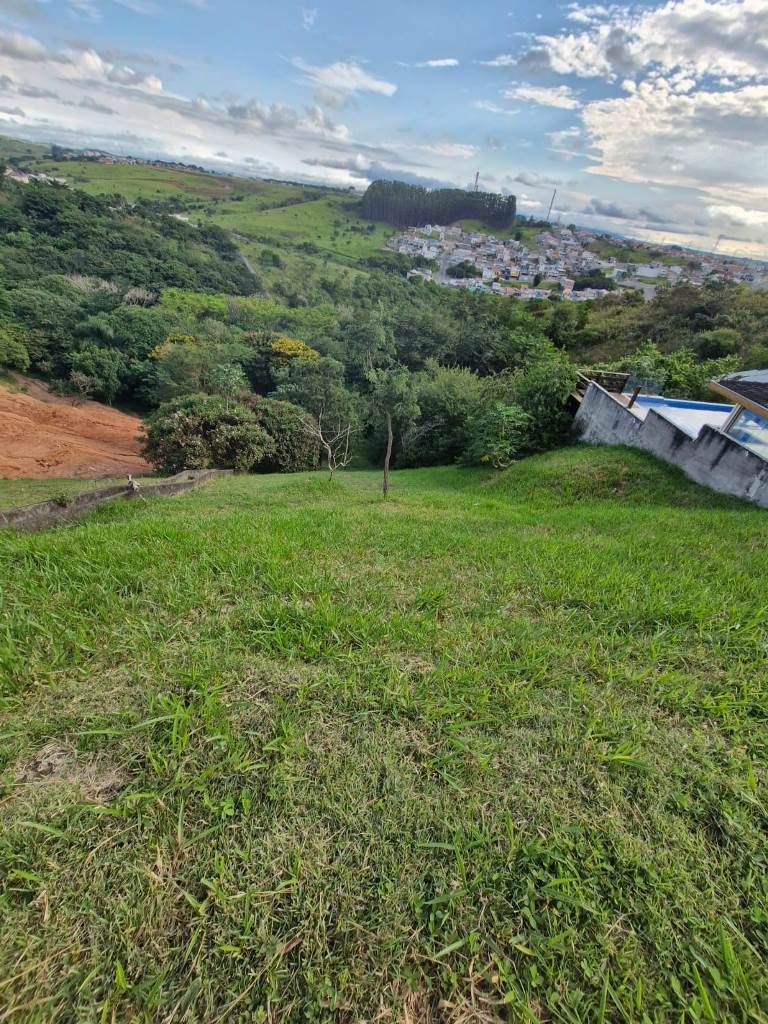 UM BELO TERRENO NO CONDOM�NIO FECHADO MIRANTE DO VALE