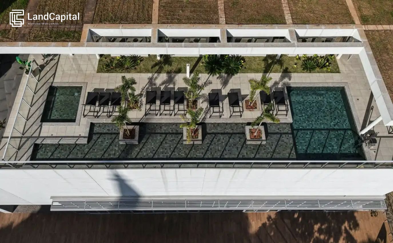 Piscina externa com deck molhado