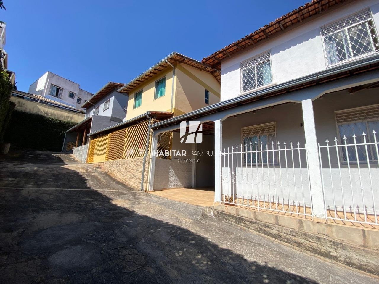 Casa com 4 quartos — Santa Mônica, Belo Horizonte