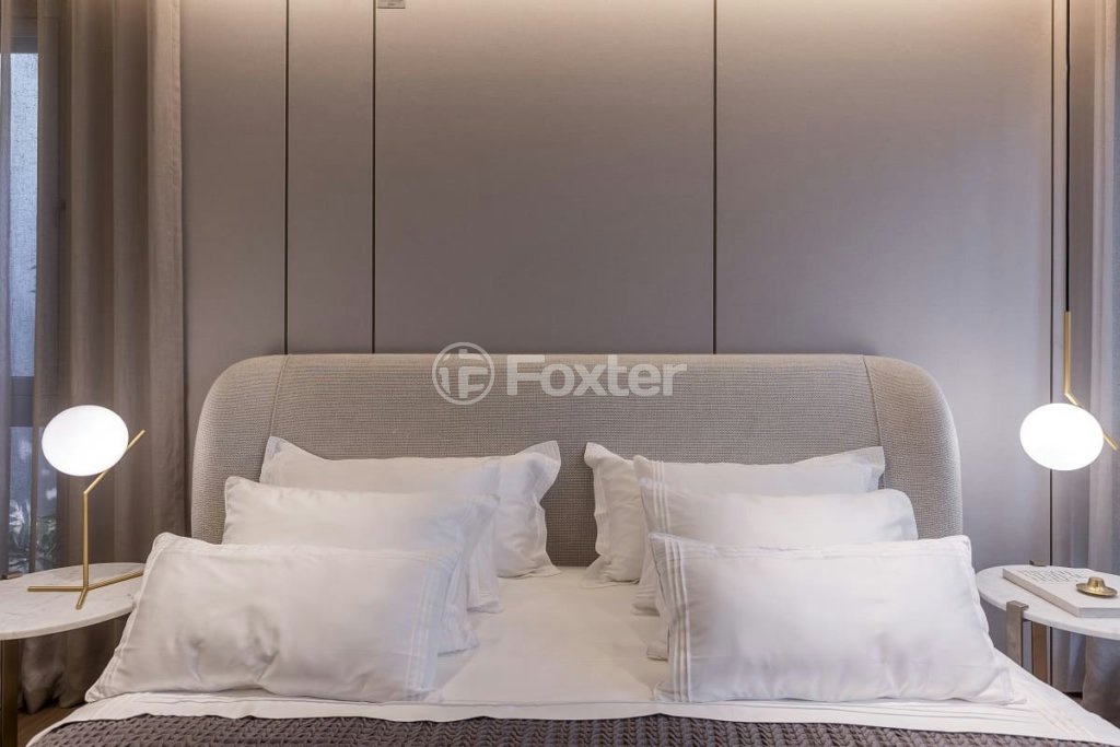 quarto-de-hotel-com-cama-de-casal-e-decoracao-clean