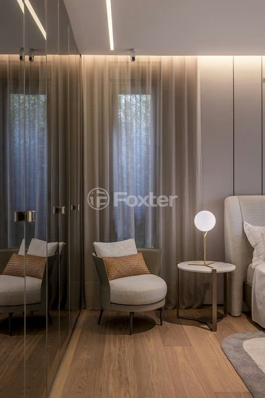 quarto-moderno-com-cama-de-casal-e-cadeira-confortavel