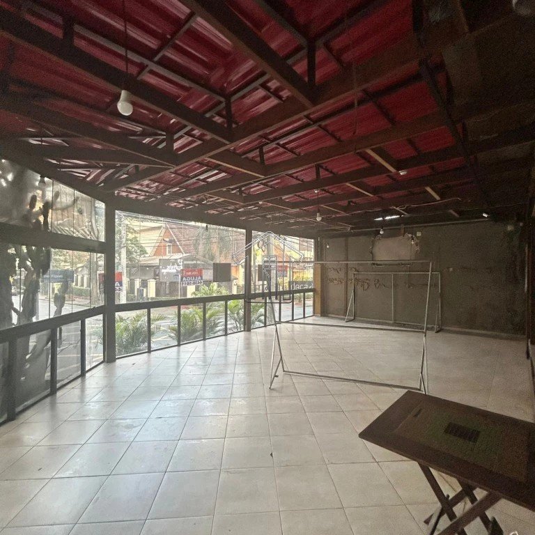 Vista interna, frente envidraçada do salão