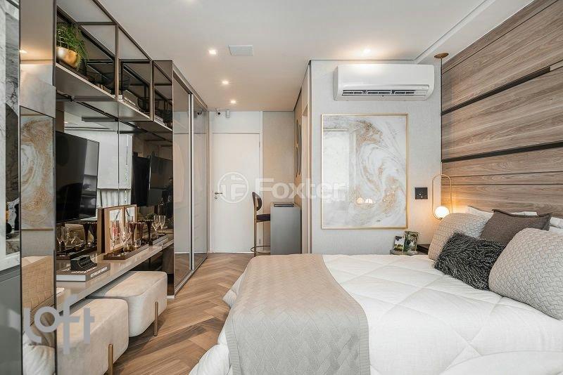 quarto-moderno-com-estante-espelhada