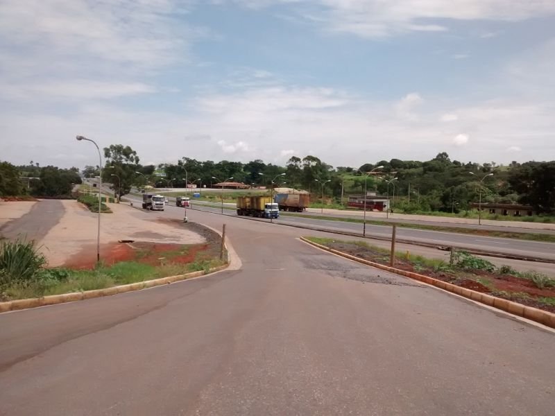 Pista de acesso que liga a BR040 ao condomínio