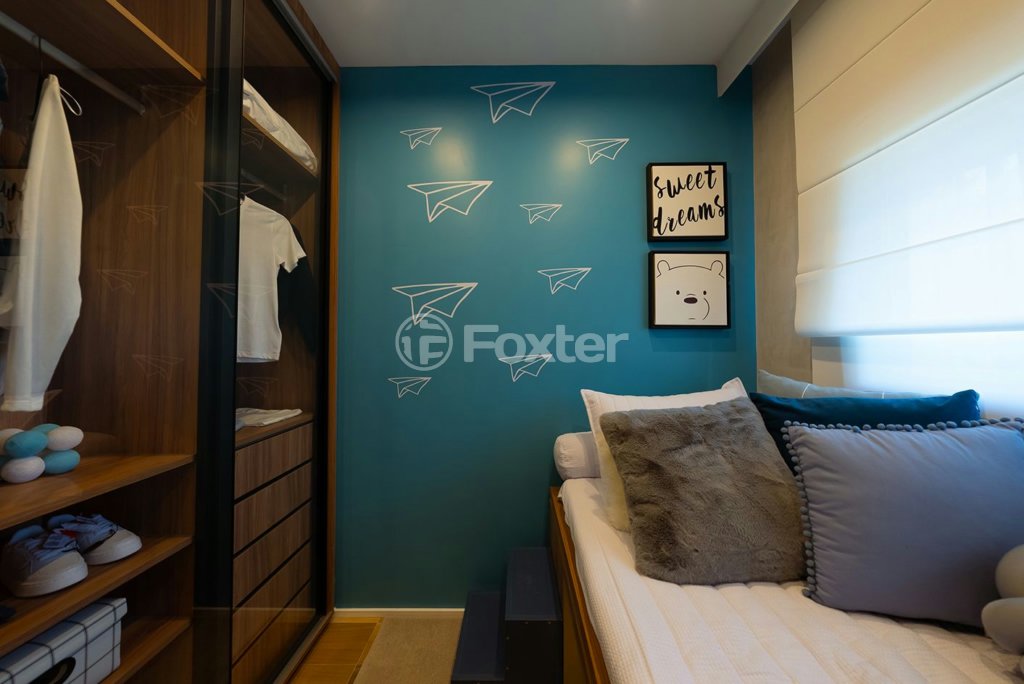quarto-aconchegante-com-closet-e-decoracao-moderna.jpeg
