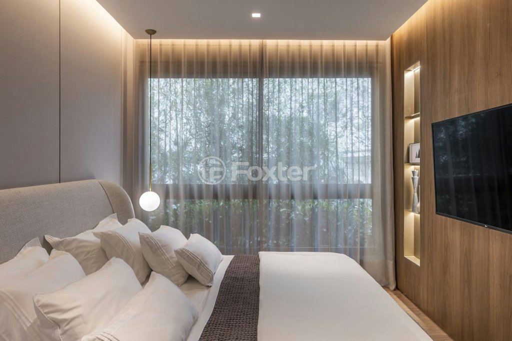 quarto-de-hotel-moderno-com-cama-branca-e-cortinas-translucidas