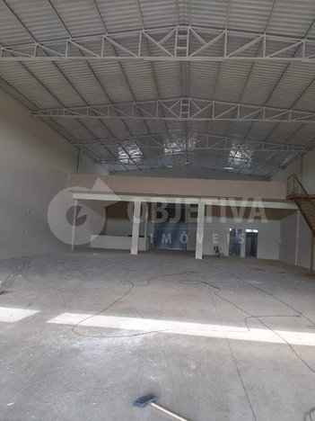 industrial em Avenida Yuri Resende Miranda, Novo Mundo - Uberlândia - MG