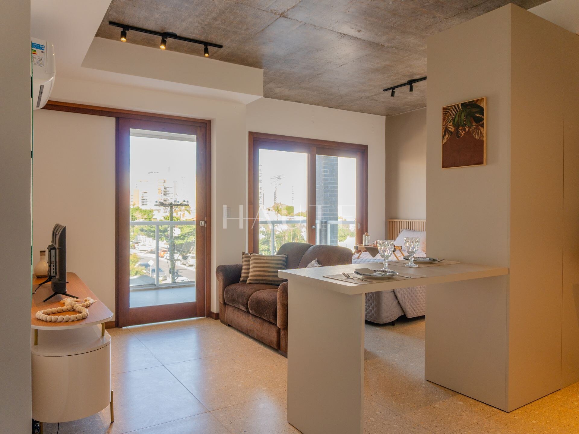 Apartamento 1 dormitório com sacada e churrasqueira no