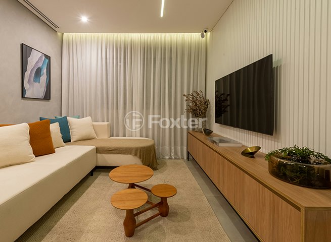 sala-de-estar-moderna-e-aconchegante-com-sofa-branco-e-tv.jpeg