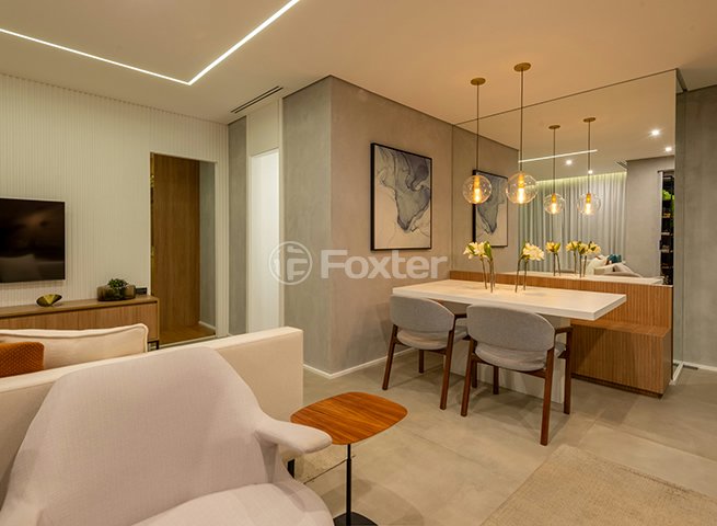 sala-de-jantar-moderna-e-iluminada-com-mesa-de-madeira-e-cadeiras-estofadas.jpeg