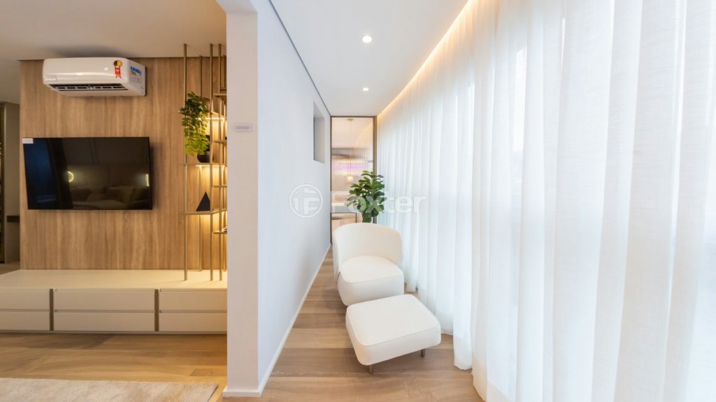 sala-de-estar-moderna-e-aconchegante-com-rack-de-madeira-e-ar-condicionado