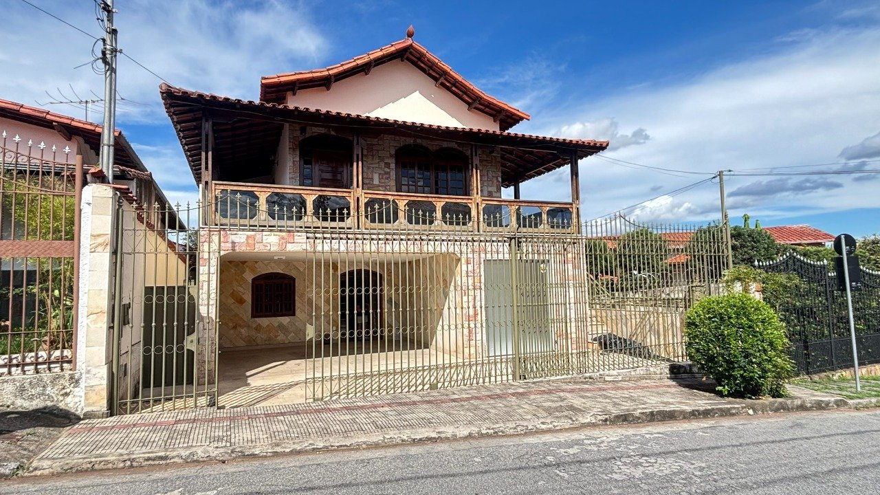 Casa com 4 quartos — Planalto, Belo Horizonte