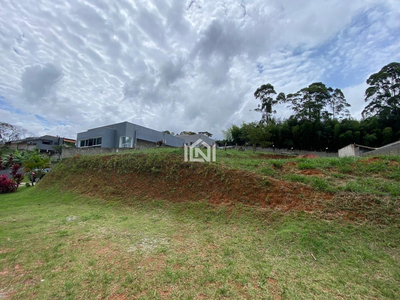 terreno a venda no condominio Paysage Brise lateral