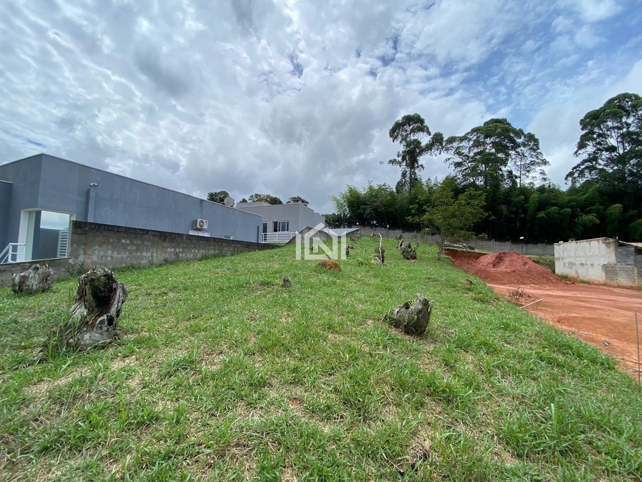 terreno a venda no condominio Paysage Brise topografia