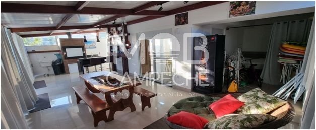 ÁREA DA CHURRASQUEIRA COM FECHAMENTO EM BLINDEX  PISO PORCELANATO RETIFICADO