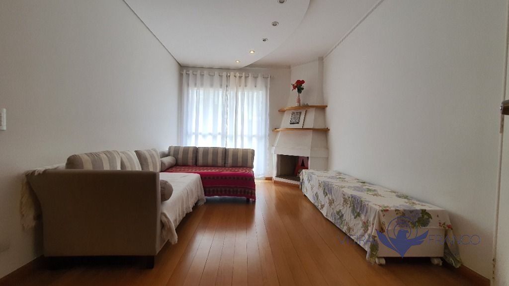 Sala com lareira e sacada rebaixada com sanca em gesso