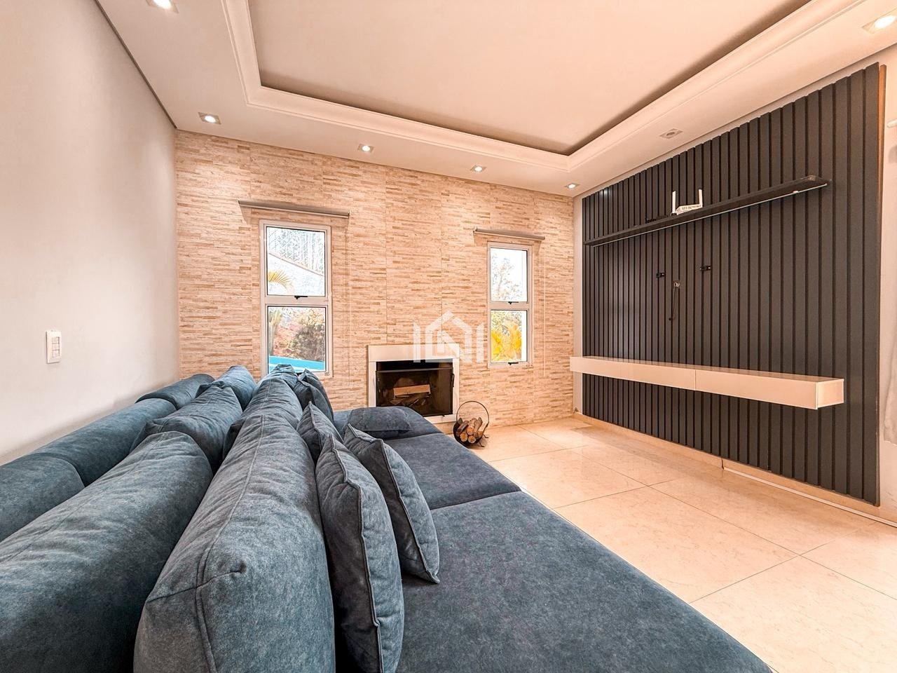 casa para venda ou locacao no condominio granja caiapia - sala de lareira