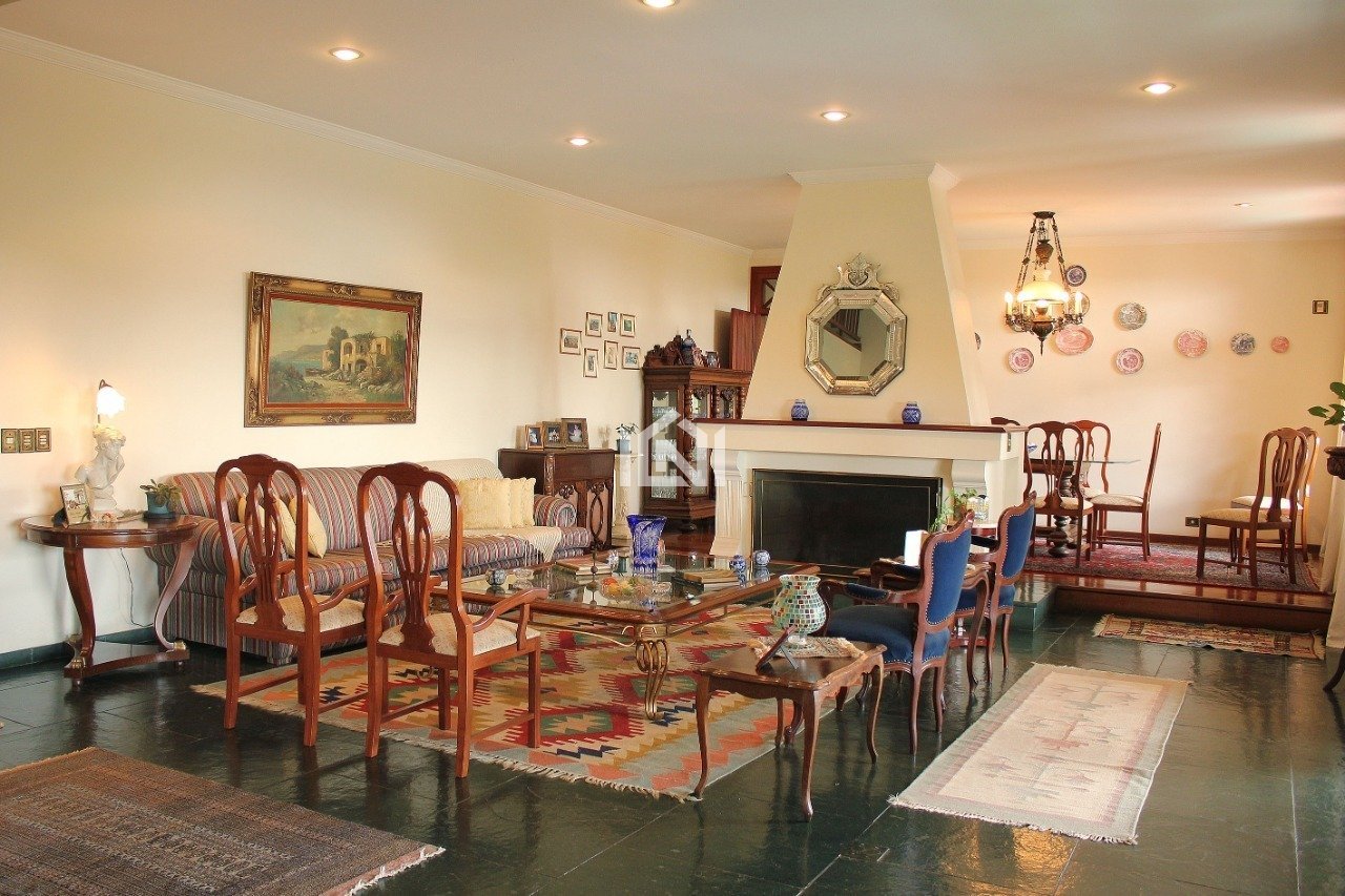 casa a venda na fazendinha sala de estar com lareira