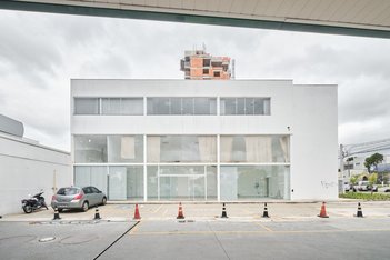 business em Isaac Guelmann, Novo Mundo - Curitiba - PR