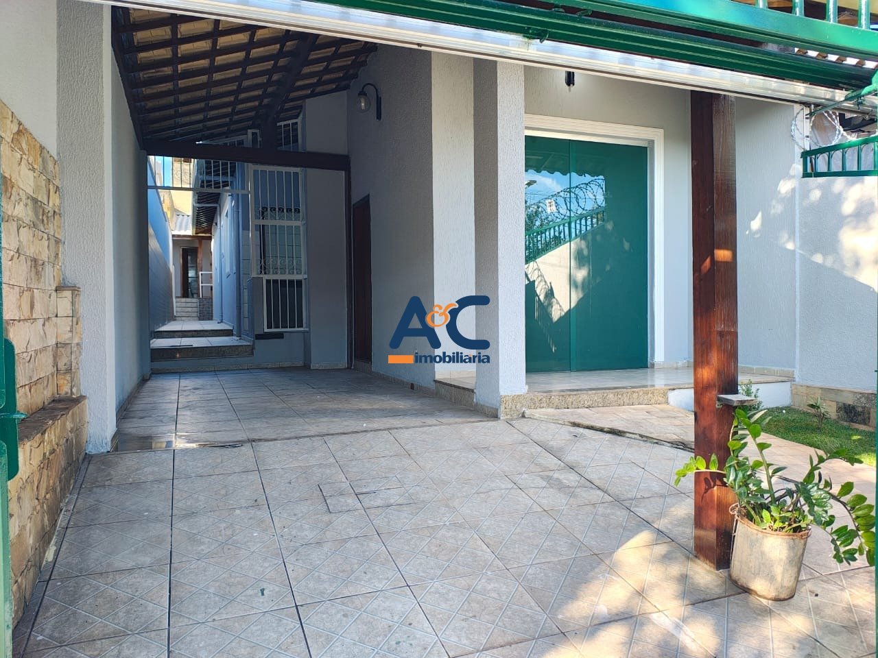 Casa com 3 quartos — Santa Mônica, Belo Horizonte
