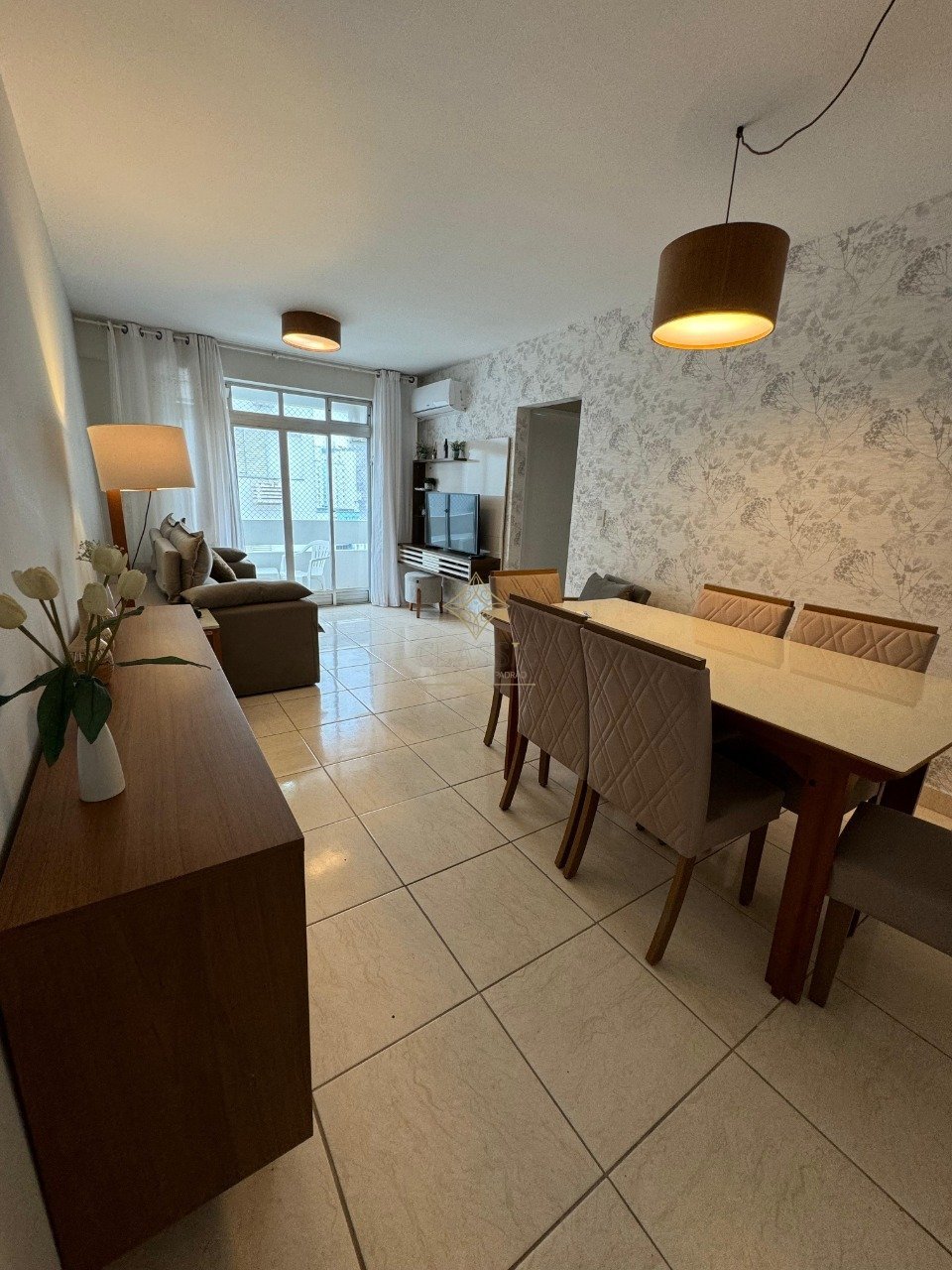 Sala ampla e aconchegante