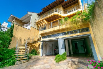 house em Rua Isidoro Tressi, Jardim Botânico - Porto Alegre - RS