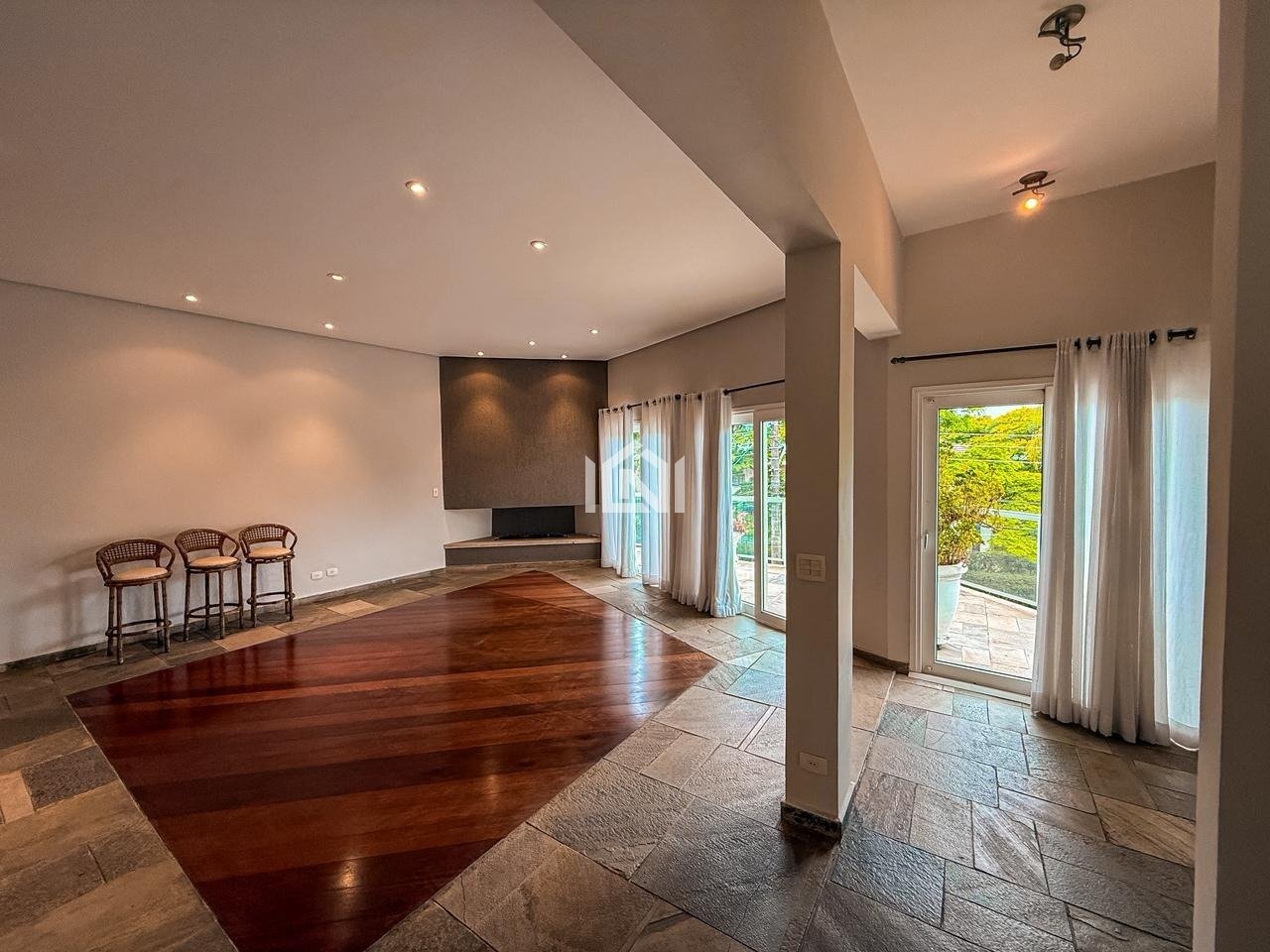 casa a venda no condominio sao paulo ii - sala de lareira